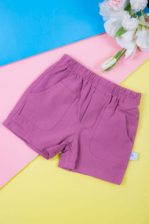 طقم بناتي قطعتين بلوزة مخططة متعدده الالوان بأزرار من الأمام مع شورت جينز بخصر مطاطي و جيوب من الجانبين