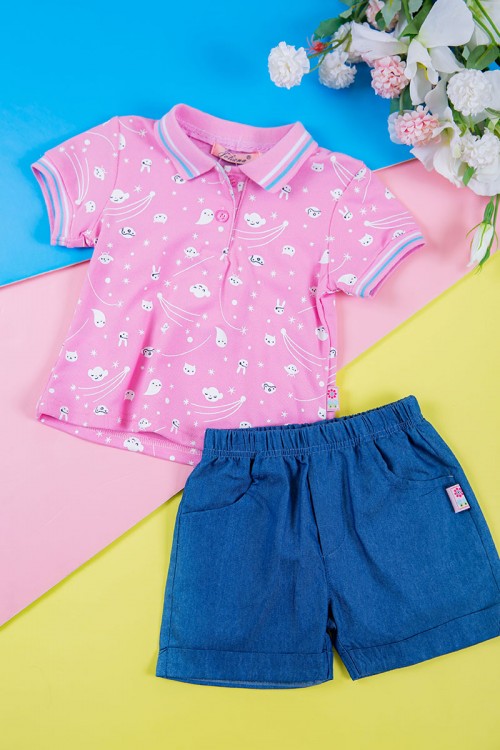 طقم بناتي قطعتين بلوزة مخططة متعدده الالوان بأزرار من الأمام مع شورت جينز بخصر مطاطي و جيوب من الجانبين