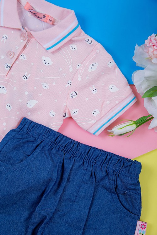 طقم بناتي قطعتين بلوزة مخططة متعدده الالوان بأزرار من الأمام مع شورت جينز بخصر مطاطي و جيوب من الجانبين