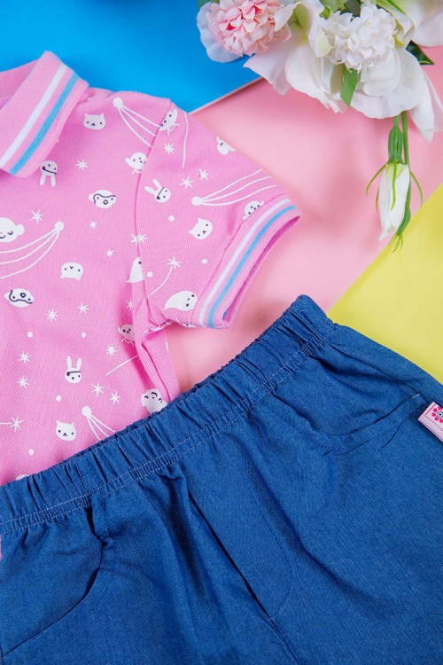 طقم بناتي قطعتين بلوزة مخططة متعدده الالوان بأزرار من الأمام مع شورت جينز بخصر مطاطي و جيوب من الجانبين