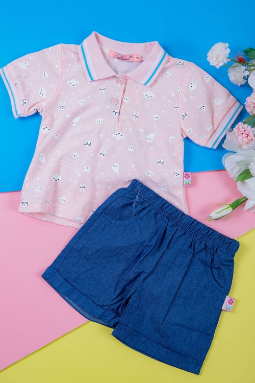 طقم بناتي قطعتين بلوزة مخططة متعدده الالوان بأزرار من الأمام مع شورت جينز بخصر مطاطي و جيوب من الجانبين