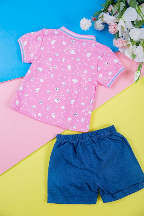 طقم بناتي قطعتين بلوزة مخططة متعدده الالوان بأزرار من الأمام مع شورت جينز بخصر مطاطي و جيوب من الجانبين