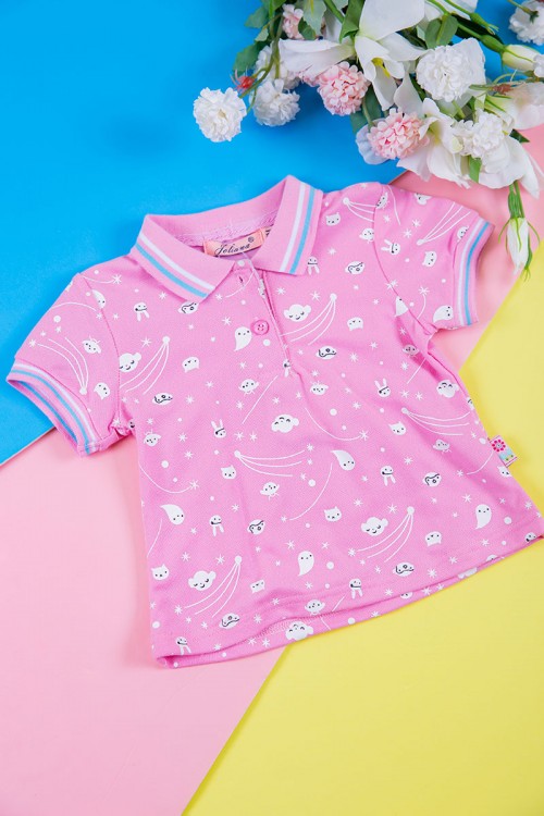 طقم بناتي قطعتين بلوزة مخططة متعدده الالوان بأزرار من الأمام مع شورت جينز بخصر مطاطي و جيوب من الجانبين