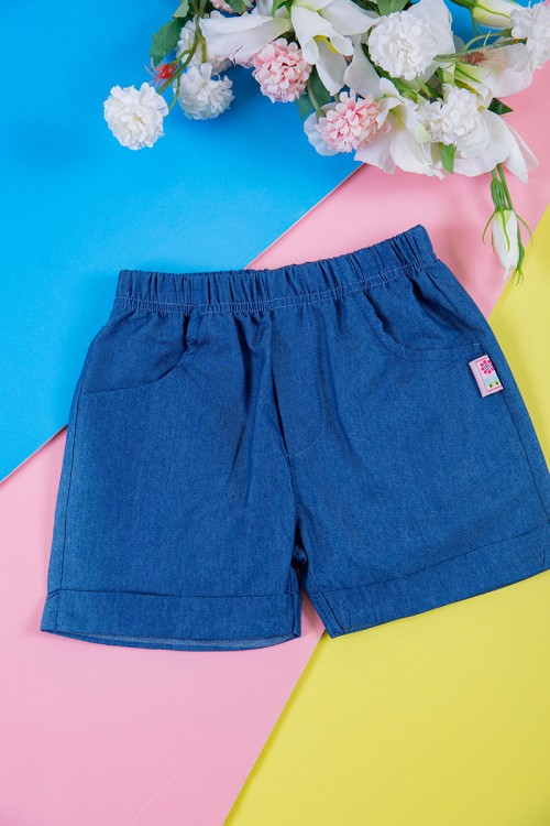 طقم بناتي قطعتين بلوزة مخططة متعدده الالوان بأزرار من الأمام مع شورت جينز بخصر مطاطي و جيوب من الجانبين