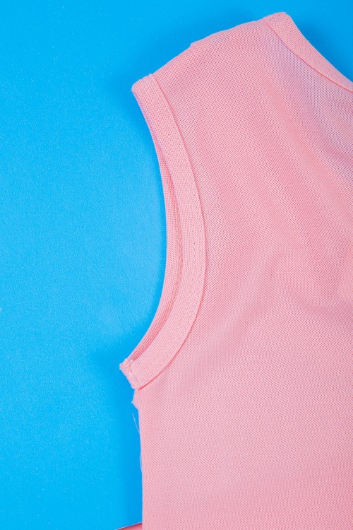 طقم بناتي قطعتين بلوزة مخططة متعدده الالوان بأزرار من الأمام مع شورت جينز بخصر مطاطي و جيوب من الجانبين