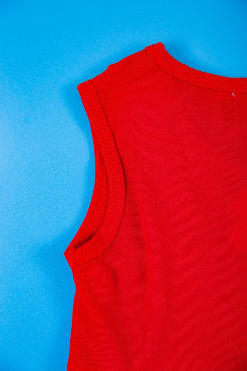 طقم بناتي قطعتين بلوزة مخططة متعدده الالوان بأزرار من الأمام مع شورت جينز بخصر مطاطي و جيوب من الجانبين