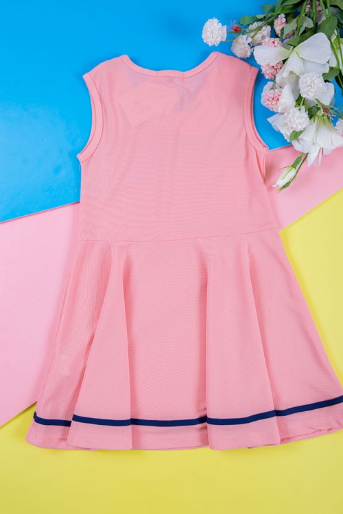 طقم بناتي قطعتين بلوزة مخططة متعدده الالوان بأزرار من الأمام مع شورت جينز بخصر مطاطي و جيوب من الجانبين