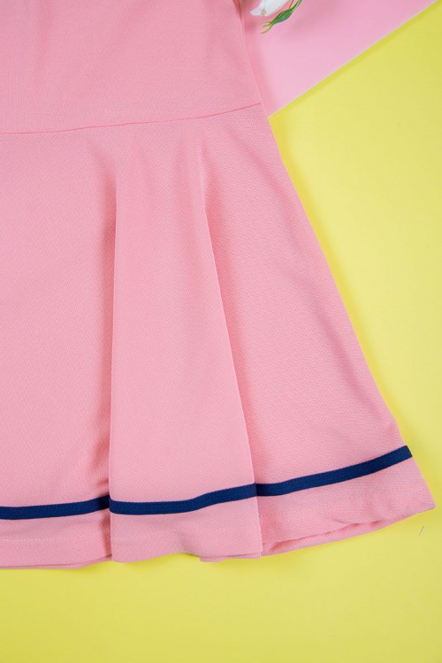 طقم بناتي قطعتين بلوزة مخططة متعدده الالوان بأزرار من الأمام مع شورت جينز بخصر مطاطي و جيوب من الجانبين