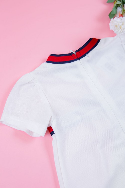 فستان بناتي متعدد الاوان بأكمام قصيرة و ياقة عالية مزينة باللون الأحمر و الكحلي و بفيونكة في الوسط بسحاب مخفي من الخلف