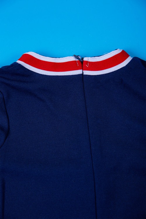 فستان بناتي متعدد الاوان بأكمام قصيرة و ياقة عالية مزينة باللون الأحمر و الكحلي و بفيونكة في الوسط بسحاب مخفي من الخلف