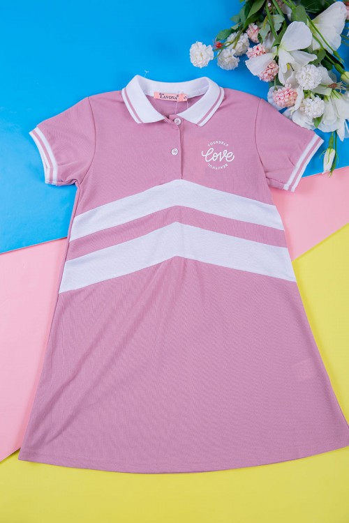 فستان بناتي متعدد الاوان بأكمام قصيرة و بأزرار و كتابات من الأمام مخطط