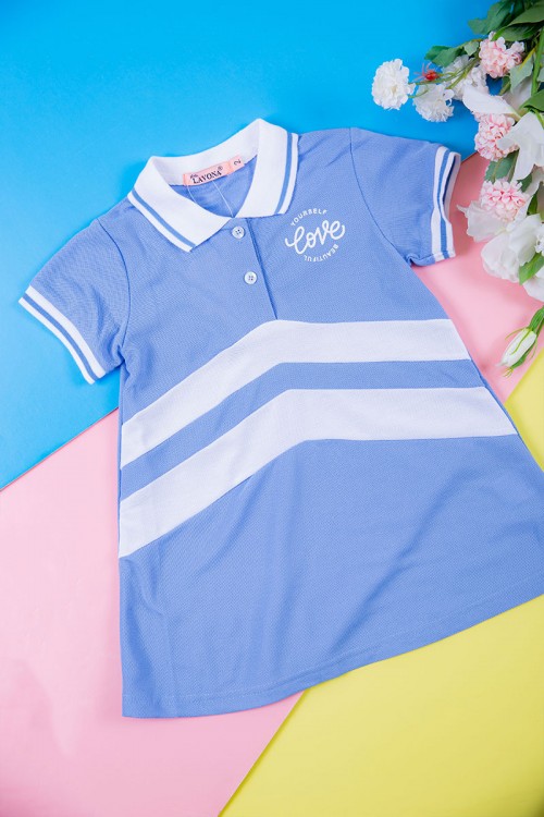 فستان بناتي متعدد الاوان بأكمام قصيرة و بأزرار و كتابات من الأمام مخطط