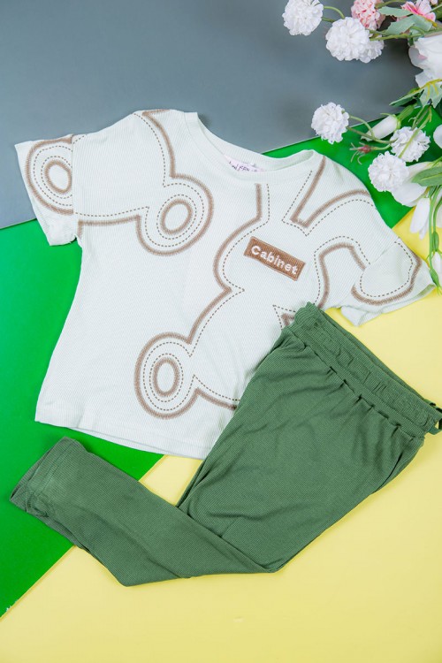 بيجاما بناتي قطعتين متعددة الألوان تيشيرت أبيض بتطريز وكتابات و بنطلون طويل برباط في الخصر