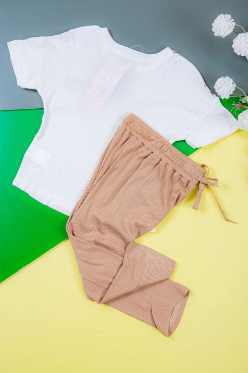 بيجاما بناتي قطعتين متعددة الألوان تيشيرت أبيض بتطريز وكتابات و بنطلون طويل برباط في الخصر