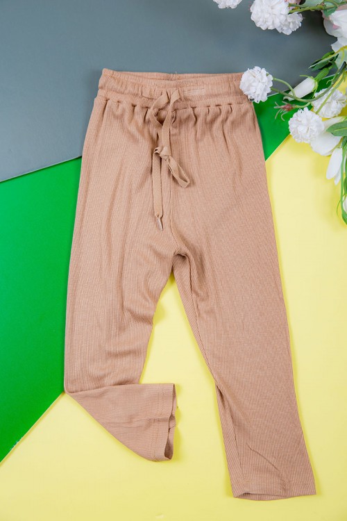 بيجاما بناتي قطعتين متعددة الألوان تيشيرت أبيض بتطريز وكتابات و بنطلون طويل برباط في الخصر