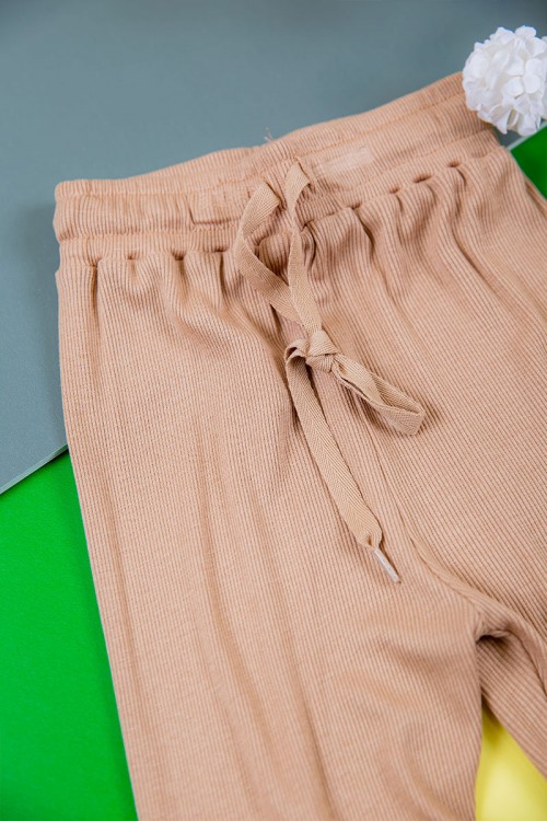 بيجاما بناتي قطعتين متعددة الألوان تيشيرت أبيض بتطريز وكتابات و بنطلون طويل برباط في الخصر