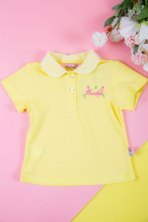 طقم بناتي قطعتين بلوزة لون أصفر بأزرار و كتابات من الأمام مع شورت مخطط بخصر مطاطي و جيوب من الجانبين