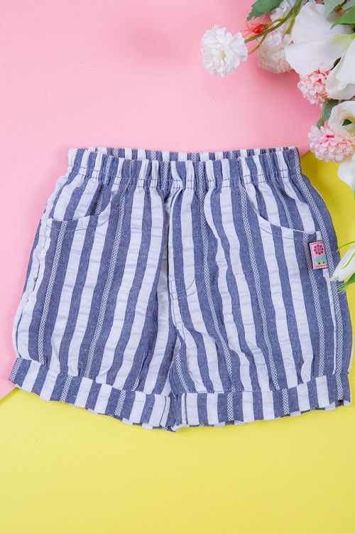 طقم بناتي قطعتين بلوزة لون أصفر بأزرار و كتابات من الأمام مع شورت مخطط بخصر مطاطي و جيوب من الجانبين