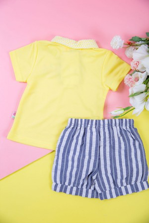 طقم بناتي قطعتين بلوزة لون أصفر بأزرار و كتابات من الأمام مع شورت مخطط بخصر مطاطي و جيوب من الجانبين