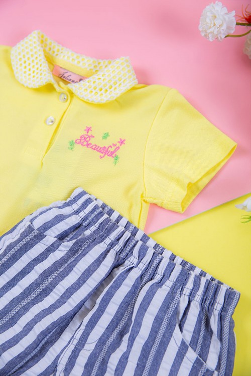 طقم بناتي قطعتين بلوزة لون أصفر بأزرار و كتابات من الأمام مع شورت مخطط بخصر مطاطي و جيوب من الجانبين