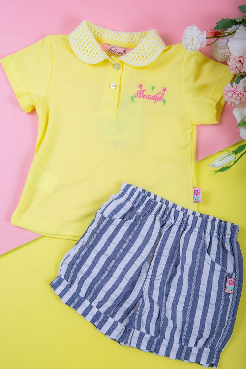 طقم بناتي قطعتين بلوزة لون أصفر بأزرار و كتابات من الأمام مع شورت مخطط بخصر مطاطي و جيوب من الجانبين