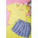 طقم بناتي قطعتين بلوزة لون أصفر بأزرار و كتابات من الأمام مع شورت مخطط بخصر مطاطي و جيوب من الجانبين