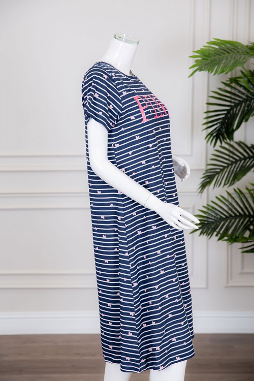 قميص نسائي ميدي مخطط متعدد الألوان بياقة دائرية مزين بقلوب و كتابة من الأمام ذو أكمام قصيرة