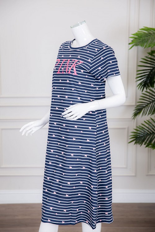 قميص نسائي ميدي مخطط متعدد الألوان بياقة دائرية مزين بقلوب و كتابة من الأمام ذو أكمام قصيرة