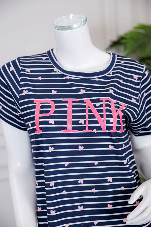 قميص نسائي ميدي مخطط متعدد الألوان بياقة دائرية مزين بقلوب و كتابة من الأمام ذو أكمام قصيرة