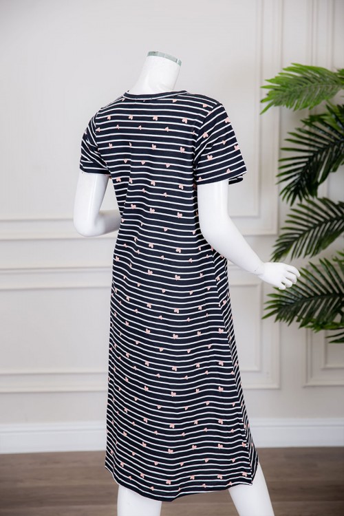 قميص نسائي ميدي مخطط متعدد الألوان بياقة دائرية مزين بقلوب و كتابة من الأمام ذو أكمام قصيرة