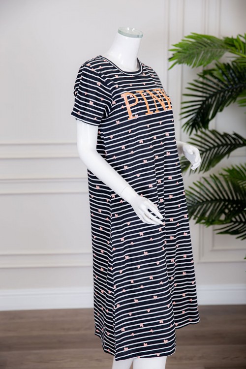 قميص نسائي ميدي مخطط متعدد الألوان بياقة دائرية مزين بقلوب و كتابة من الأمام ذو أكمام قصيرة