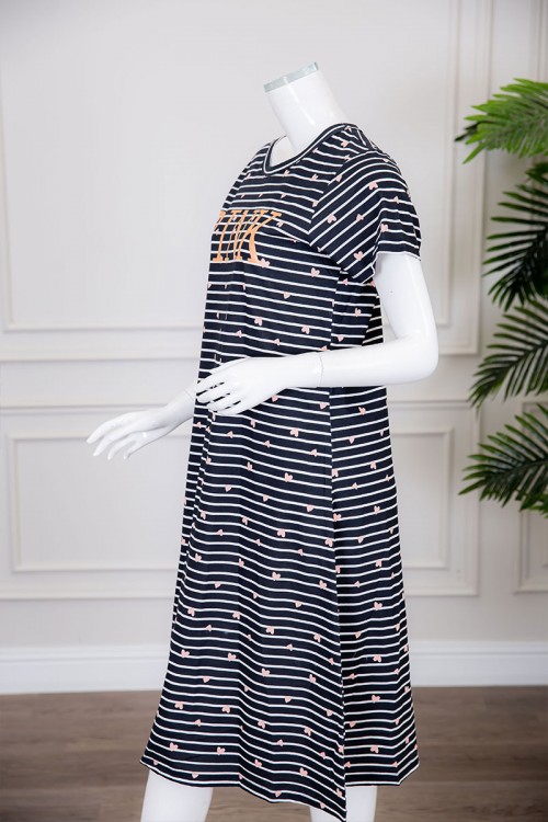 قميص نسائي ميدي مخطط متعدد الألوان بياقة دائرية مزين بقلوب و كتابة من الأمام ذو أكمام قصيرة