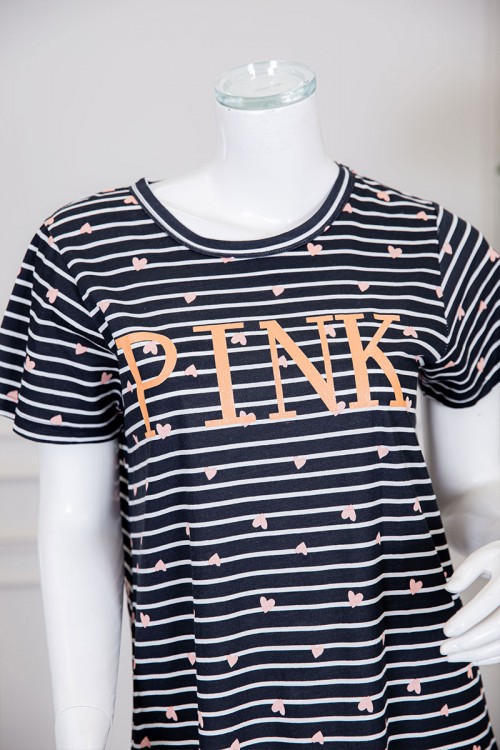 قميص نسائي ميدي مخطط متعدد الألوان بياقة دائرية مزين بقلوب و كتابة من الأمام ذو أكمام قصيرة