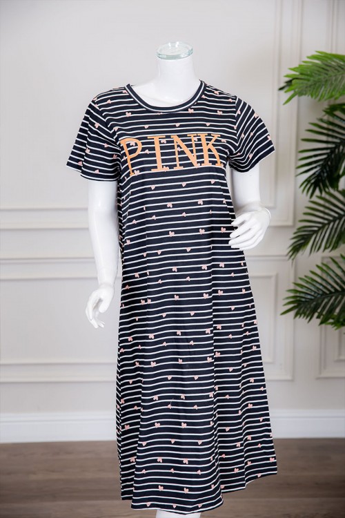 قميص نسائي ميدي مخطط متعدد الألوان بياقة دائرية مزين بقلوب و كتابة من الأمام ذو أكمام قصيرة