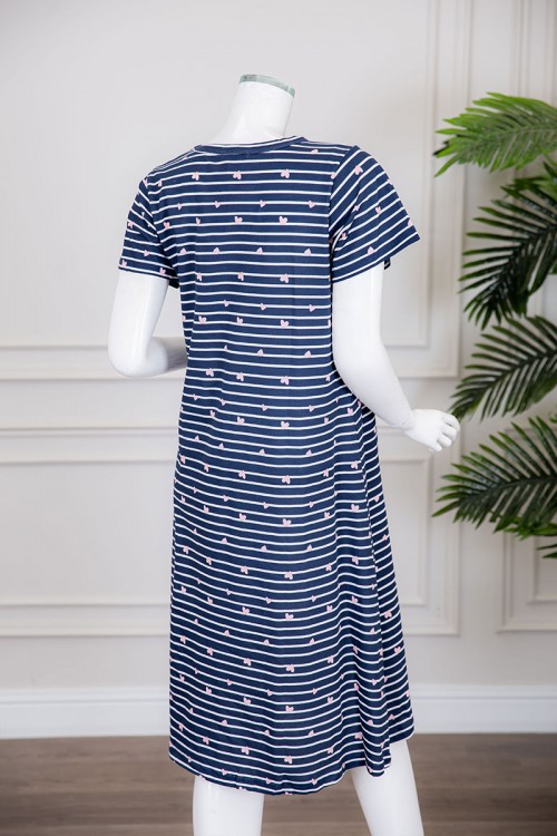 قميص نسائي ميدي مخطط متعدد الألوان بياقة دائرية مزين بقلوب و كتابة من الأمام ذو أكمام قصيرة