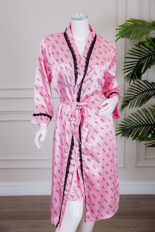 قميص نوم لانجري متعدد الألوان ميدي قطعتين قماش ساتان مزين بكتابات و كلفة من الأطراف و رباط في الخصر