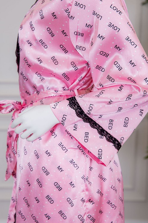 قميص نوم لانجري متعدد الألوان ميدي قطعتين قماش ساتان مزين بكتابات و كلفة من الأطراف و رباط في الخصر