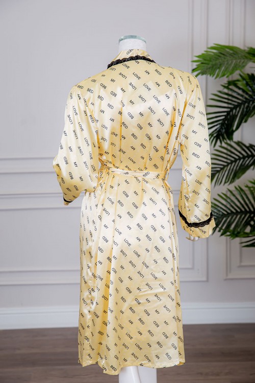 قميص نوم لانجري متعدد الألوان ميدي قطعتين قماش ساتان مزين بكتابات و كلفة من الأطراف و رباط في الخصر