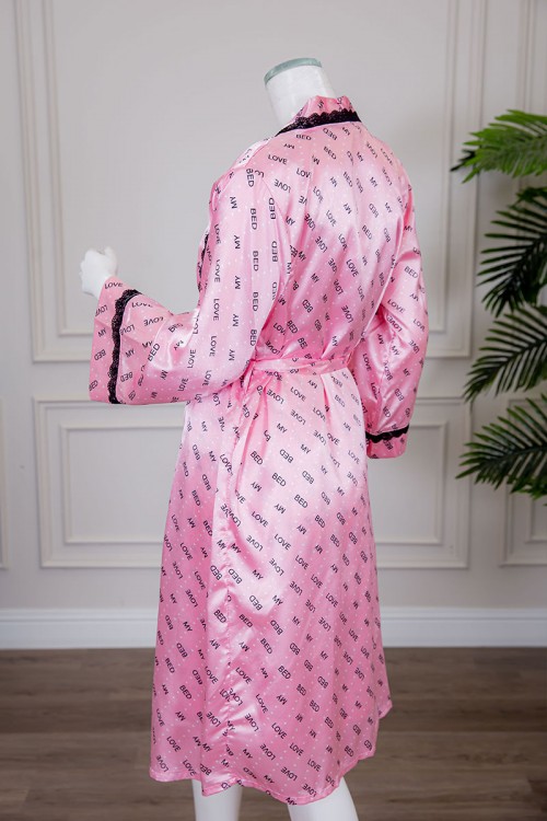 قميص نوم لانجري متعدد الألوان ميدي قطعتين قماش ساتان مزين بكتابات و كلفة من الأطراف و رباط في الخصر