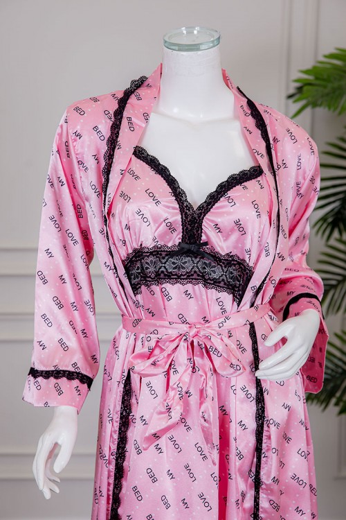 قميص نوم لانجري متعدد الألوان ميدي قطعتين قماش ساتان مزين بكتابات و كلفة من الأطراف و رباط في الخصر