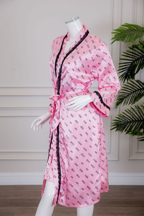 قميص نوم لانجري متعدد الألوان ميدي قطعتين قماش ساتان مزين بكتابات و كلفة من الأطراف و رباط في الخصر