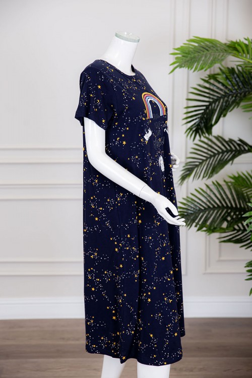 قميص نسائي ميدي متعدد الألوان بياقة دائرية مزين برسومات و كتابات ذو أكمام قصيرة