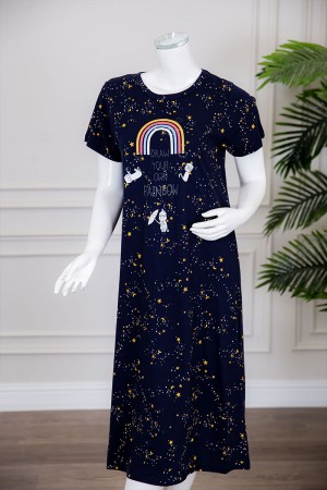 قميص نسائي ميدي متعدد الألوان بياقة دائرية مزين برسومات و كتابات ذو أكمام قصيرة