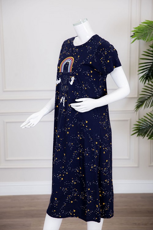 قميص نسائي ميدي متعدد الألوان بياقة دائرية مزين برسومات و كتابات ذو أكمام قصيرة