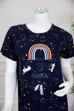 قميص نسائي ميدي متعدد الألوان بياقة دائرية مزين برسومات و كتابات ذو أكمام قصيرة