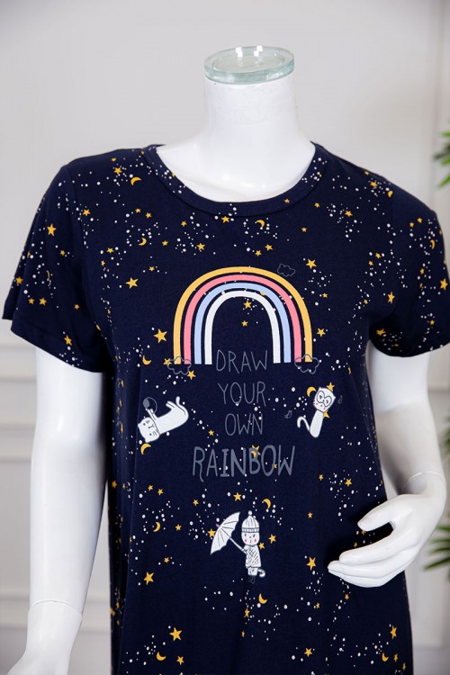 قميص نسائي ميدي متعدد الألوان بياقة دائرية مزين برسومات و كتابات ذو أكمام قصيرة