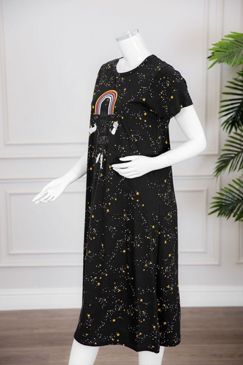 قميص نسائي ميدي متعدد الألوان بياقة دائرية مزين برسومات و كتابات ذو أكمام قصيرة