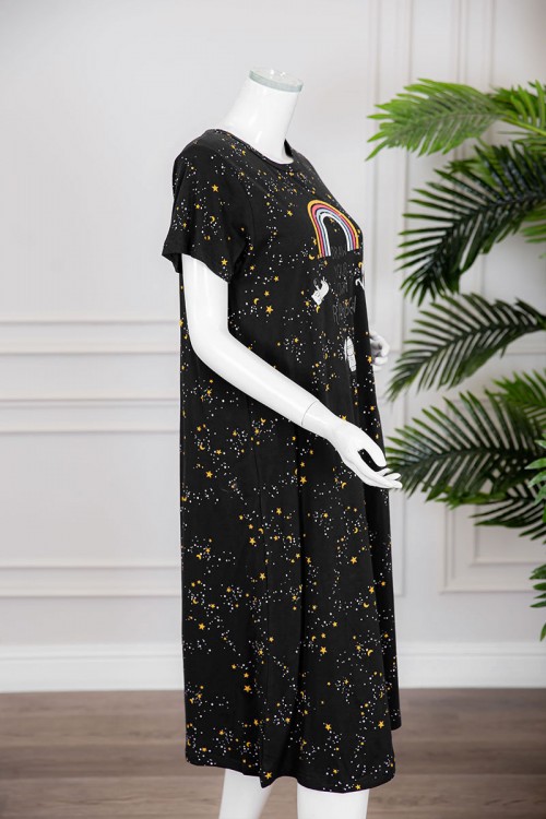 قميص نسائي ميدي متعدد الألوان بياقة دائرية مزين برسومات و كتابات ذو أكمام قصيرة