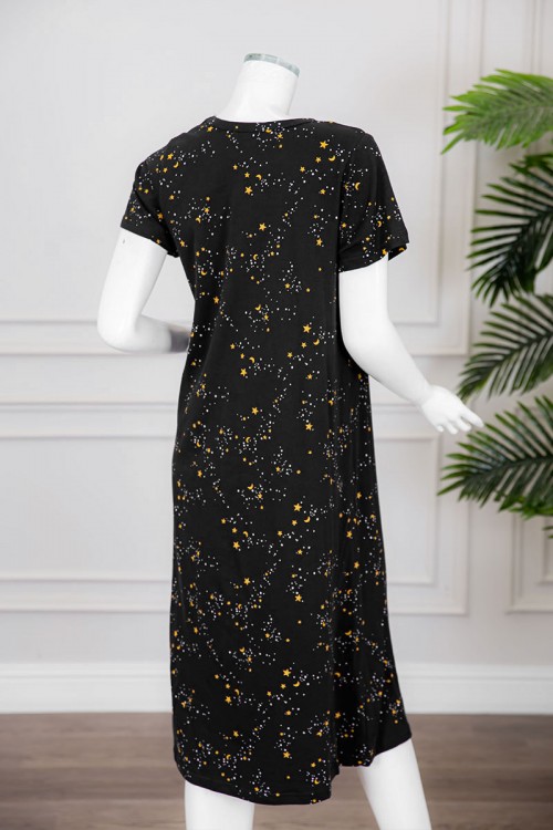 قميص نسائي ميدي متعدد الألوان بياقة دائرية مزين برسومات و كتابات ذو أكمام قصيرة