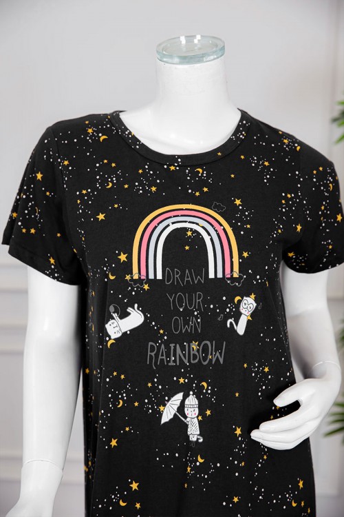 قميص نسائي ميدي متعدد الألوان بياقة دائرية مزين برسومات و كتابات ذو أكمام قصيرة